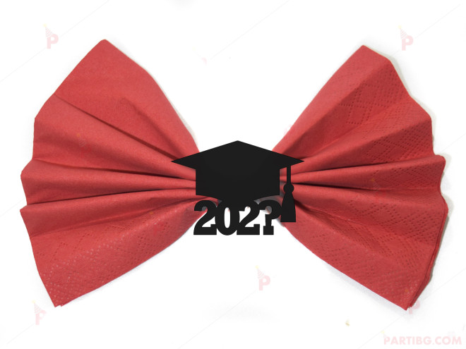Салфетка в червено с черна абсолвентска шапка и текущата година | PARTIBG.COM