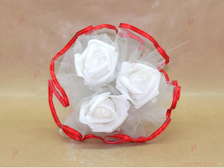 Мини букет с 3 бели рози и червен кант