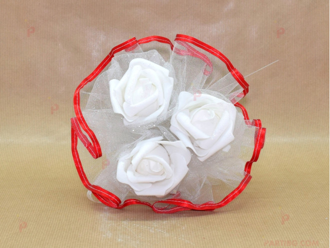 Мини букет с 3 бели рози и червен кант