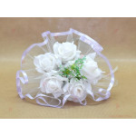 Мини букет от 5 бели рози със светло лилав кант