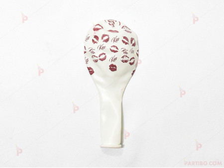 Балони 5бр. бели с печат целувки и надпис "KISS"