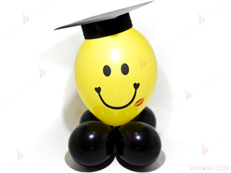 Весело човече от балони с черна шапка за дипломиране 
