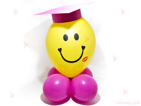 Весело човече от балони с цикламена шапка за дипломиране 