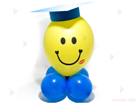 Весело човече от балони със синя шапка за дипломиране 