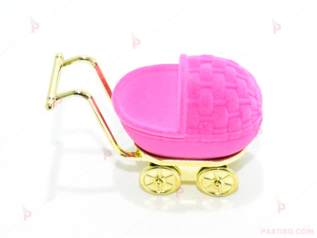 Подаръчна кутия за бижу от кадифе - бебешка количка в розово