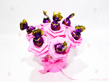 Ръчно изработен букет от сладки рози с бонбон в розово