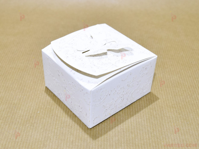 Кутийка за подаръче в бяло с брокат и пеперудка | PARTIBG.COM