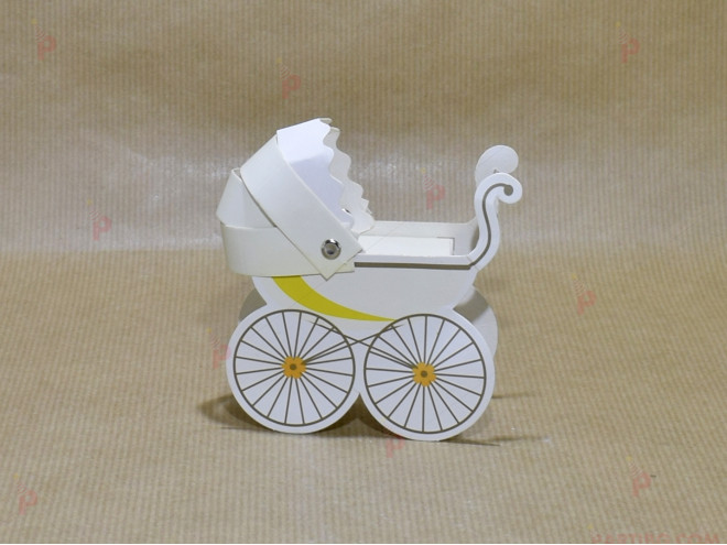 Подарък за гост - кутия във формата на бебешка количка в жълто