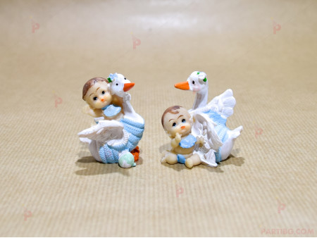Подарък за гост фигурка бебе с лебед в синьо