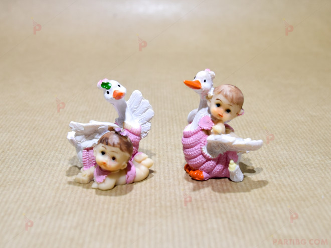 Подарък за гост фигурка бебе с лебед в розово | PARTIBG.COM