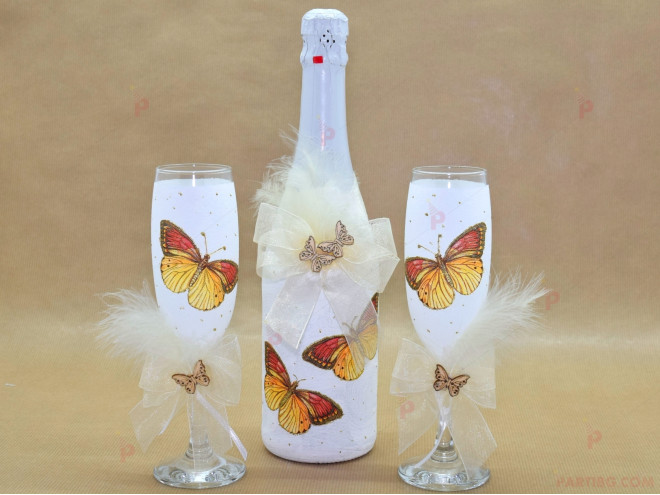 Комплект шампанско с две чаши с пеперуди декупаж