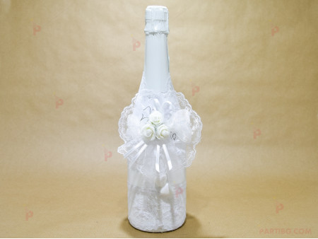 Шампанско с бяла декорация от дантела и бели розички с перличка
